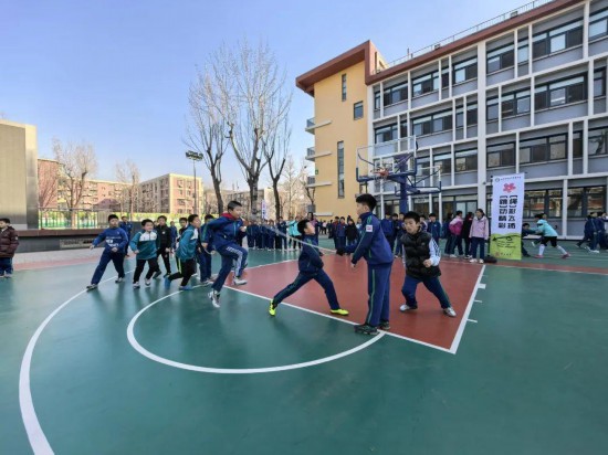 各地中小学改进体育教育亚美体育网址：让年轻一代在运动中强意志健身心